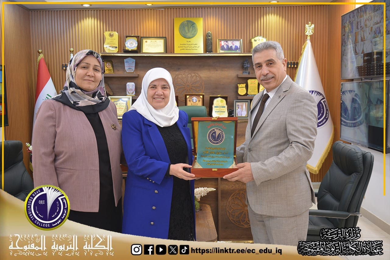 عميد الكلية التربوية المفتوحة يكرم مديرة مركز التعليم المستمر بدرع الإبداع والتميز
